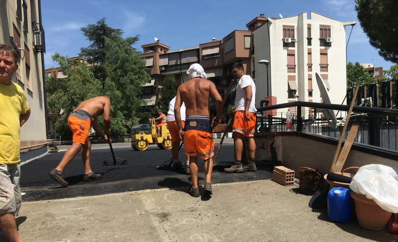 Pavimenti e rivestimenti in ceramica - marmo - linoleum - parquet - resine industriali e di arredo